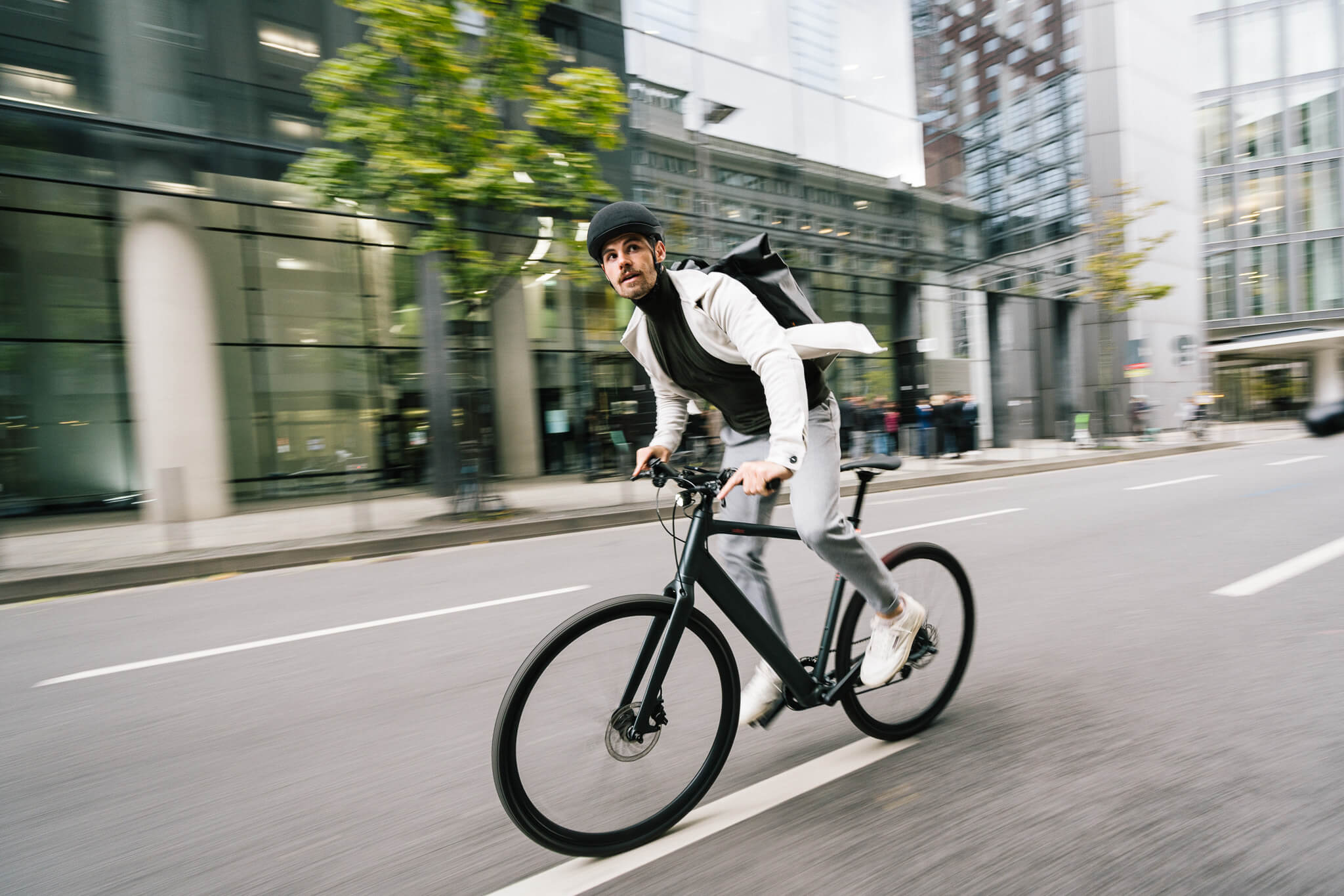 Mann fährt auf Coboc E-Bike Sydney