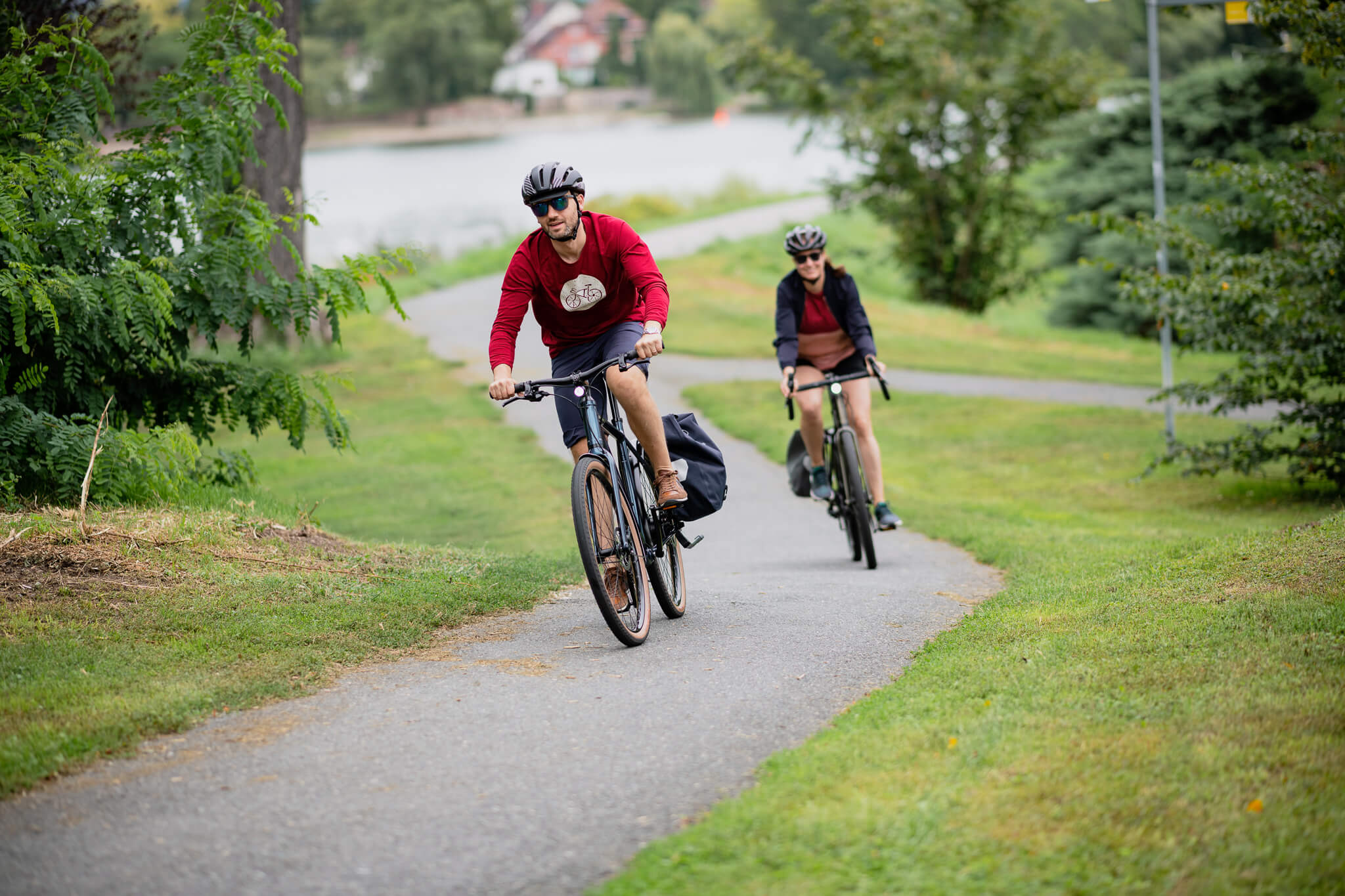 Mann und Frau auf leichtem Trekking E-Bike Coboc Merano